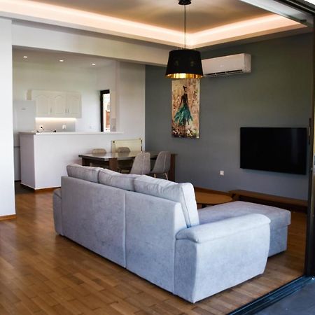 Βright Walled Designed Apt In Glyfada Center Atenas Exterior foto