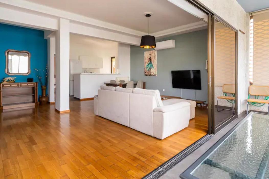Βright Walled Designed Apt In Glyfada Center Atenas Exterior foto