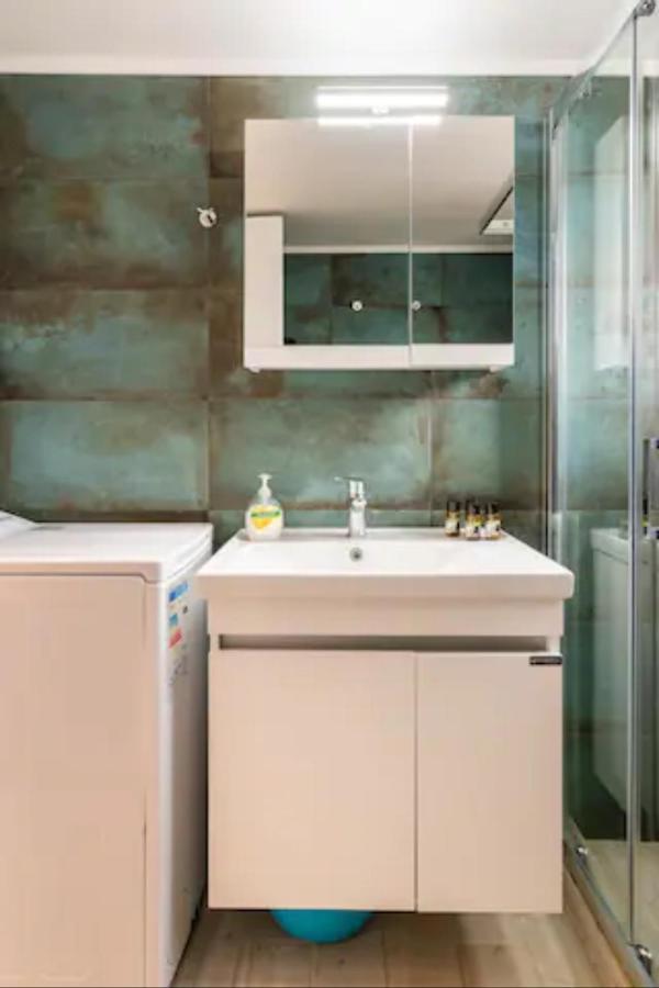 Βright Walled Designed Apt In Glyfada Center Atenas Exterior foto
