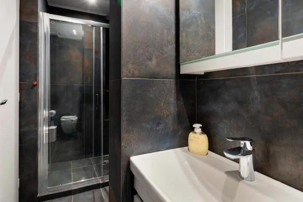 Βright Walled Designed Apt In Glyfada Center Atenas Exterior foto
